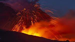 Dieser ausbruch wird als die größte historische eruption des ätna angesehen. Lava Und Asche In Der Luft Neuer Ausbruch Des Vulkans Atna Auf Sizilien Euronews
