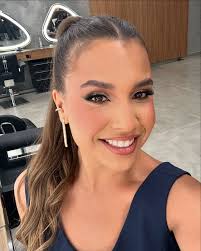 Aline Martins's Instagram, Twitter & Facebook