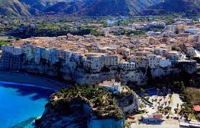 The labranda rocca nettuno tropea **** is proud to offer a range of restaurants spread throughout the resort and in front of the sea. Tropea Von Italienern Zum Schonsten Dorf In Italien Gekurt