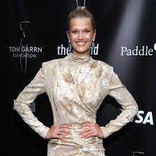 Official profile of german fashion model toni garrn born in hamburg, germany, including biography, photos, fmdcard, sed card, lookbook, portfolio, videos, agencies, magazine covers, advertisements. Supermodel Toni Garrn And Magic Mike Actor Alex Pettyfer Are Engaged
