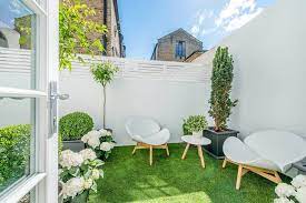 Dekorasi taman berupa penerangan yang tepat akan membuat suasana taman menjadi semakin hangat dan cocok untuk berkumpul bersama keluarga. Konsep Taman Dalam Rumah Deenamik