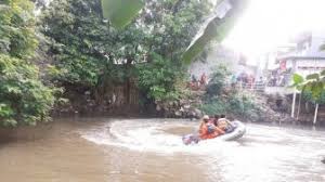 Dua bocah hanyut terbawa arus saat berenang di kali pondok maharta. Kumpulan Berita Anak Laki Laki Fenomena Larangan Menangis Bagi Laki Laki Bagian 2