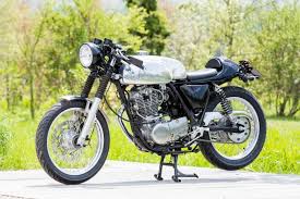 取材協力 デイトナ 写真 小川伸晃 f i ベースの本気カフェレーサー デイトナのラインナップに超期待大 ノートンアルミタンクにキャプトンタイプのスリップオンマフラーなど 王道的なカフェーレーサースタイルのsr400 じつはこのマシンの見どころは ベ sr400