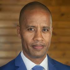 Okocha dans une interview : Je n'ai jamais su que j'étais noir jusqu'à ce  que je sois arrivé en Allemagne, le pic du racisme là-bas était élevé, donc  la seule façon possible