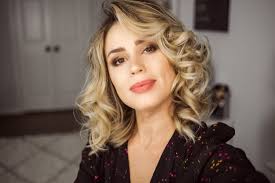 Hey guys i always get asked how i style my hair, and what products i use. How To Get Bouncy Curls Uptown With Elly Brown