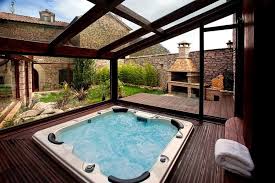 Casas rurales con encanto, turismos rurales y alojamientos de alquiler o casas rurales de lujo con jacuzzi y románticas sólo para las parejas que quieran una velada única. 51 Casas Rurales Con Jacuzzi