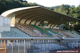 W pierwszym meczu na wyjeździe, fc basel uległo szkockiej drużynie 1:3, jednak w bazylei wygrało 2:0 i awansowało do fazy grupowej. Stadio Comunale Cornaredo Stadion In Lugano