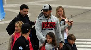 Like many other sportsmen, he was great at the sport right from the time he was a kid. Der Uruguayische Fussballer Luis Suarez M Mit Seiner Frau Sofia Balbi L Und Kindern Auf Dem Flughafen Islas Malvinas In Rosario