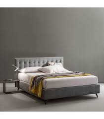 Soluzione salvaspazio come facilmente intuibile, un letto rialzato è una struttura che si colloca lontano da terra, può essere sostenuto da un blocco intero oppure da quattro supporti separati. Letto Contenitore Aster Acquistalo Online Con Consegna Al Piano