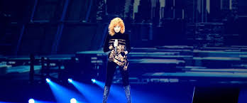 ′′ mylène farmer, from stage to stage ′′ this book traces all mylène shows from 1989 to 2019 with info, anecdotes and exclusive interviews. Mylene Farmer Donne Le Coup D Envoi De Neuf Mega Concerts A Paris Ladepeche Fr