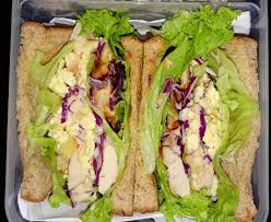 Kupas bawang besar dan cincang dadu. Resepi Wanpaku Sandwich Viral Yang Senang Healthy