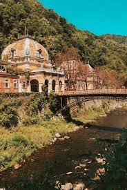 Orasul in sine nu este unul foarte frumos, sau cu multe obiective turistice, dar in imprejurimi sunt multe de vazut. Ce Poti Vizita In Baile Herculane Si Imprejurimi Muntii Cernei Cazanele Dunarii Cascada Bigar Jurnal De Calatorii Si Lifestyle