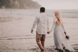 Foto prewedding muslim yang sederhana tetap berkesan. 10 Inspirasi Foto Prewedding Hijab Terbaik Tren 2021