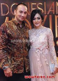 Ikuti kegiatan gary iskak dan sang istri berbelanja perlengkapan anak. Foto Gary Iskak Dan Richa Novisha Di Indonesia Movie Actors Awards 2016 Foto 2 Dari 26