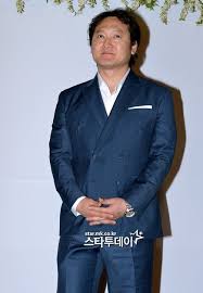 정만식은 최근 자신의 sns에 영화 '모가디슈' (감독 류승완·제작 덱스터스튜디오)의 메인 포스터를 비롯해 스틸과 비하인드 사진을 여러 장 게재했다. Exg7bq6ylvhznm