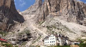 Su dolomitiinfo trovate informazioni utili sugli alloggi come per lo sci alpino anche per lo sci di fondo la val di fassa offre ai suoi ospiti oltre 70 chilometri di piste suddivise in anelli e tracciati di varia lunghezza e difficoltà. Val Di Fassa Trekking E Mtb Nelle Dolomiti Soci In Rete