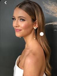 Hello any nail techs available for a full set