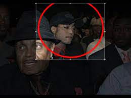 Earth song, written and composed by michael jackson, focuses on environmental awareness and was released as a single from history: Image Choquante De Michael Jackson Toujours Vivant Et Assis Dans La Foule