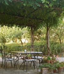 Gartenlaube Und Pergola Begrunen Welche Pflanzen Eignen Sich Uberdachung Garten Pergola Gartengestaltung