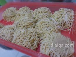 500 g mi telur segar/basah 1 sdm minyak sayur 1 sdm kecap asin topping: D Laiqa Arena Cara Mudah Membuat Mie Untuk Mie Ayam