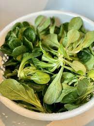 Na ja normalerweise als beilage 200gramm spargel das sind 4 stück. Winterlicher Feldsalat Mit Knoblauch Und Sahne Feinslieb