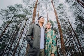 Inspirasi prewedding murah simple and keren lainnya yaitu mereka yang memakai baju prewedding casual hijab outdoor seragam sekolah anak smp. Prewedding Outdoor Simple Sederhana Keren Anti Mainstream Portalkuningan Com