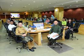 Simultan dan parsial terhadap kinerja pegawai sekretariat daerah. Kpm On Twitter Yb Dr Maszlee Malik Menteri Pendidikan Mempengerusikan Mesyuarat Jawatankuasa Exco Pendidikan Kementerian Pendidikan Malaysia Kpm Bil 1 2019 Di Putrajaya Exco Exco Menteri Menteri Pendidikan Negeri Pengarah Pengarah Jabatan