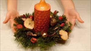 Adventskränze und adventsgestecke können aus vielen verschiedenen materialien gebastelt werden. Weihnachtsgestecke Selber Basteln Youtube