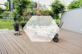 Eine Holzterrasse Sieht Nicht Nur Schon Aus Sie Ist Auch Angenehm An Den Fussen Nie Zu Heiss Und Nie Zu Kalt Aber Sie Benotigt Auch Holzterrasse Terrasse Holz