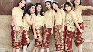 Biru muda dan kuning cerah. Inspirasi Kebaya Kombinasi Warna Kuning Dan Kain Untuk Bridesmaid Tampil Lebih Fresh