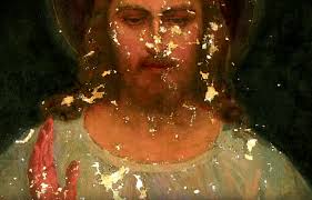 Obraz jezusa miłosiernego umieszczono w ostrej bramie, w szczycie okna, dlatego go widać z bardzo daleka (dz. Tajemnica Pierwszego Obrazu Jezusa Milosiernego Wideo