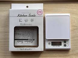 セリアのはかり「キッチン目安計」は100円で1kgまで量れる！ダイソーとも比較 | イチオシ | ichioshi