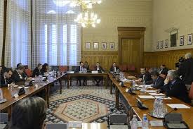 A kormányiroda a tervek szerint lázár jános korábbi kancelláriaminiszter egyes jogköreit venné át, és többek közt a kormányülések előkészítését, jegyzőkönyvezését és a kormánydöntések aláírásra felterjesztését. Az Orszaggyules Igazsagugyi Bizottsaganak Ulese Hir Ma