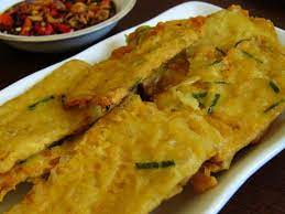 Tempe Mendoan Terbuat Dari Tempe Yang Tipis Dan Digoreng Dengan Tepung Sehingga Rasanya Gurih Dan Renyah Secara Tradision Food Indonesian Food Tempe Mendoan