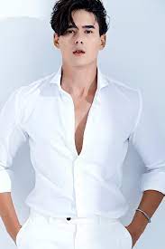 In english, there's no difference in the way the following two sentences are structured: Korean Spanish Model Actor Finds Home In Dad S Homeland Korea Net Mobile Site