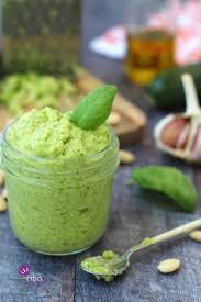 Per ottenere un'ottima salsa potete sia sostituire le mandorle interamente usandole al posto dei pinoli, sia farne una proporzione al 50% da mettere nel mixer. Pesto Di Zucchine E Mandorle Cibo Che Passione