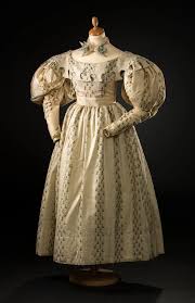 1832 Robe D Apres Midi En Etamine De Laine Imprimee Sur Chaine Et Bandes De Coton Faconne De Rinceaux A Petits Fruits Ronds Grand Col Debordant Sur Les In 2020 Costumes