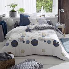Selon la taille de votre lit, vous allez pouvoir choisir facilement le linge de lit la dimension de couette 200 × 200 cm correspond aux grands lits pour une personne. Drap Housse Imprime 180x200 Cm Percale De Coton Romeo Bleu Baltique Bonnet 30 Cm Linnea Linge De Maison Et