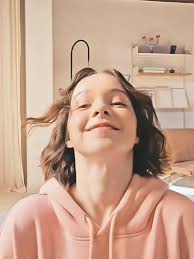 Emma Myers: Edición y Fanática Preciosa