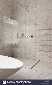 Fliesen & marmor sind unsere leidenschaft. Marmor Fliesen Im Modernen Badezimmer Stockfotografie Alamy