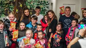 Check out featured articles and pictures of david limbersky date of birth: Modelka Andrea Veresova Fotbalista David Limbersky A Moderatorka Lucie Krizkova Rozdavali Mikulasskou Nadilku Tojesenzace Cz