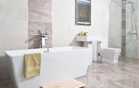 Schone Bader In Weiss Und Creme Freistehende Wanne Maermofliesen Badezimmer Modernes Badezimmer Bad Einrichten