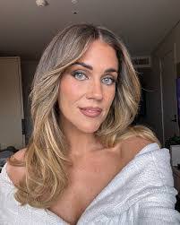 Carolyn Abreu's Instagram, Twitter & Facebook