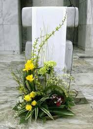 Vas bunga dari barang bekas. 21 Ide Rangkaian Di Mimbar Altar Di 2021 Rangkaian Bunga Bunga Altar