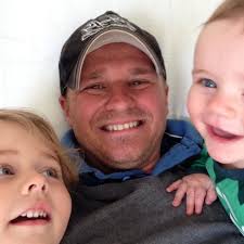 Lars og vennerne kunne ende i livstruende orkan: Flyselskab ville ikke  betale ombookning