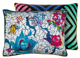 Coussin Eclats De Roses Christian Lacroix Avec Images Coussin Design Designers Guild Coussin
