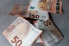 Mario draghi est venu en personne présenter le nouveau billet de 50 euros mis en circulation ce mardi. Agde Deux Ados Jouaient Les Faux Monnayeurs Avec Du Papier Monnaie De 50 Euros Metropolitain