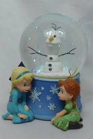 Olaf   olaf war ein schneemann, den anna und elsa gebaut haben, als sie jung waren und er ist eine wichtige erinnerung für elsa, die sie daran erinnert, wie viel spaß sie mit ihrer schwester hatte. Disney Schneekugel Mit Musik Frozen Eiskonigin Anna Elsa Musikkugel Westland Ebay Schneekugel Disney Prinzessinnen Bilder Disney