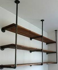 Ein Von Der Decke Abgehangtes Regal Durch Die Flansche Sehr Stabil Befestigt Und Aussergewohnlich In Der Optik Sehr Harmonis Regal Industrial Regal Regal Rohr