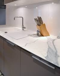 Plan De Travail Ceramique Effet Marbre Renovation D Un Appartement Art Deco Dans Un Sty Cuisine Blanche Et Bois Plan De Travail Ceramique Cuisines Dans Salon